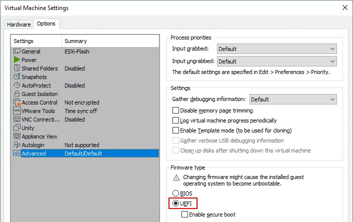 Seleccione UEFI en los ajustes de la máquina virtual antes de ejecutar ESXi desde una unidad flash USB.