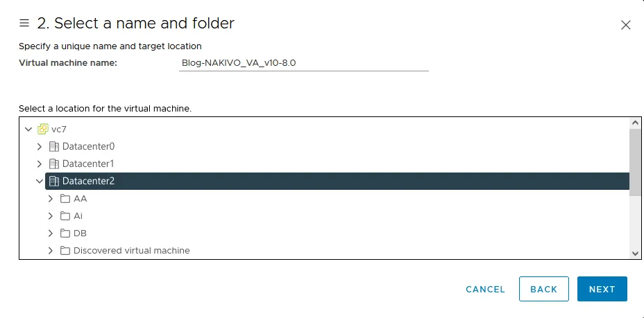 Configuración de un nombre de máquina virtual y selección de una carpeta en el entorno vSphere